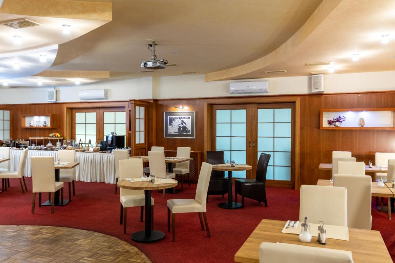 Hotel Abacie & Wellness Valasske Mezirici Exterior photo